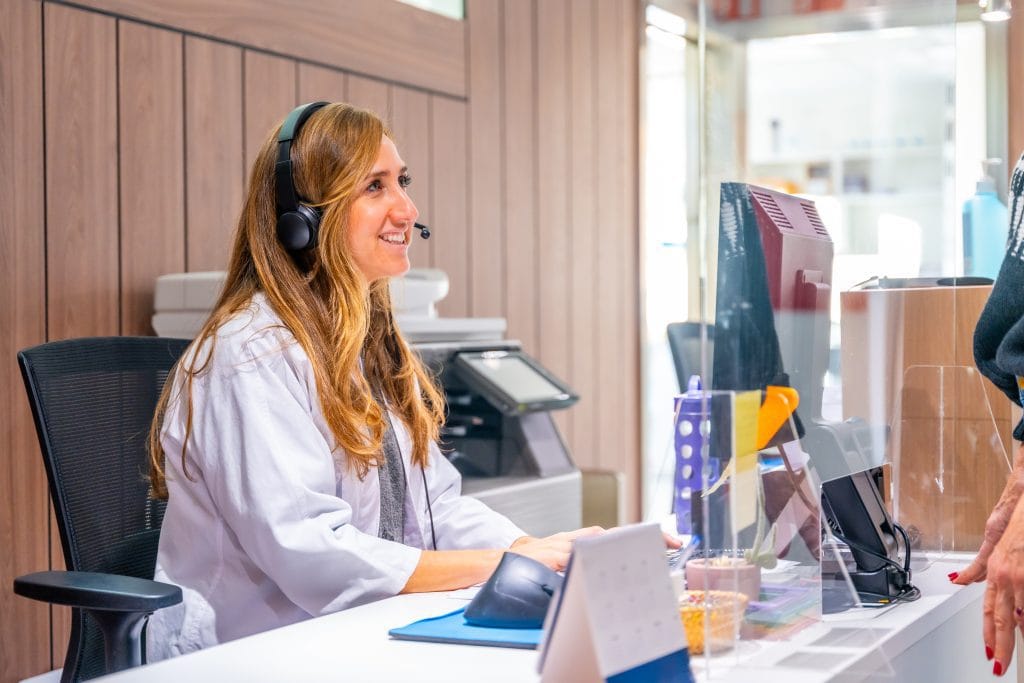 Dental receptionist job responsibilities